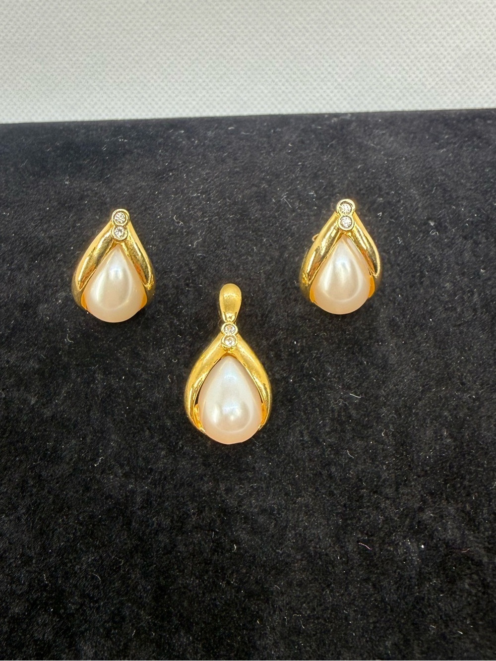 Avon Golden Pearlesque Faux Pearl Teardrop Pendant & Earrings Set